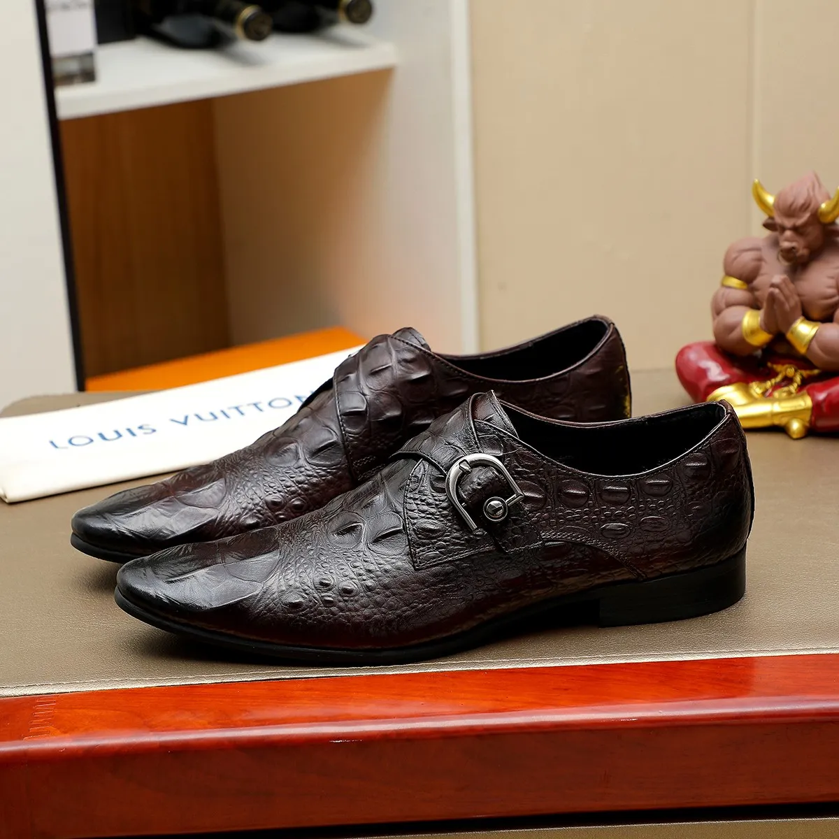 Men's shoes 💰560 💰 Louis Vuitton LV ® Autumn and Winter 🆕 models 🔛Full shoe counter First layer cowhide, 🐂Leather lined casual shoes for men, super soft outsole, a must-have for driving. Counter synchronization Original first layer cowhide Completely 1:1 mold customization 🌹Top version, 2 colors available! Number: 38-45 (37.46. Customized)